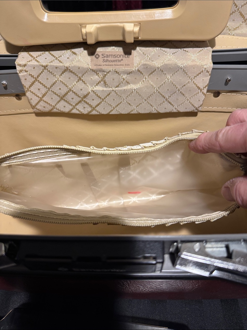 Samsonite Hard-Shell Cosmetic Train Case with Chrome Accents - Picture 3 of 16